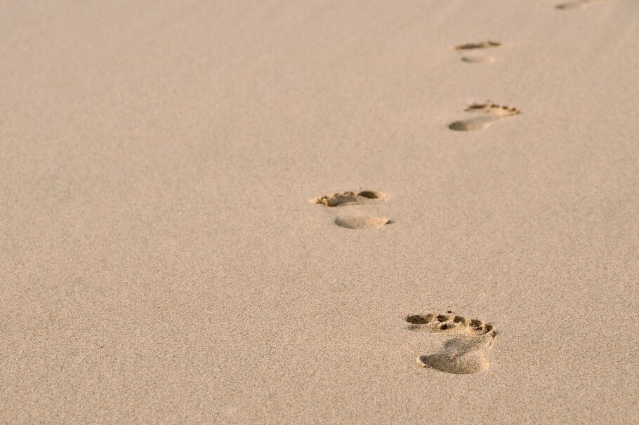 Sand, Spuren im Sand, Fußabdrücke im Sand