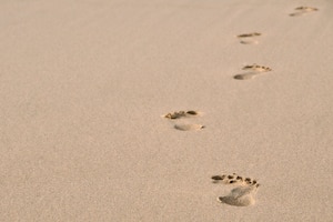 Sand, Spuren im Sand, Fußabdrücke im Sand