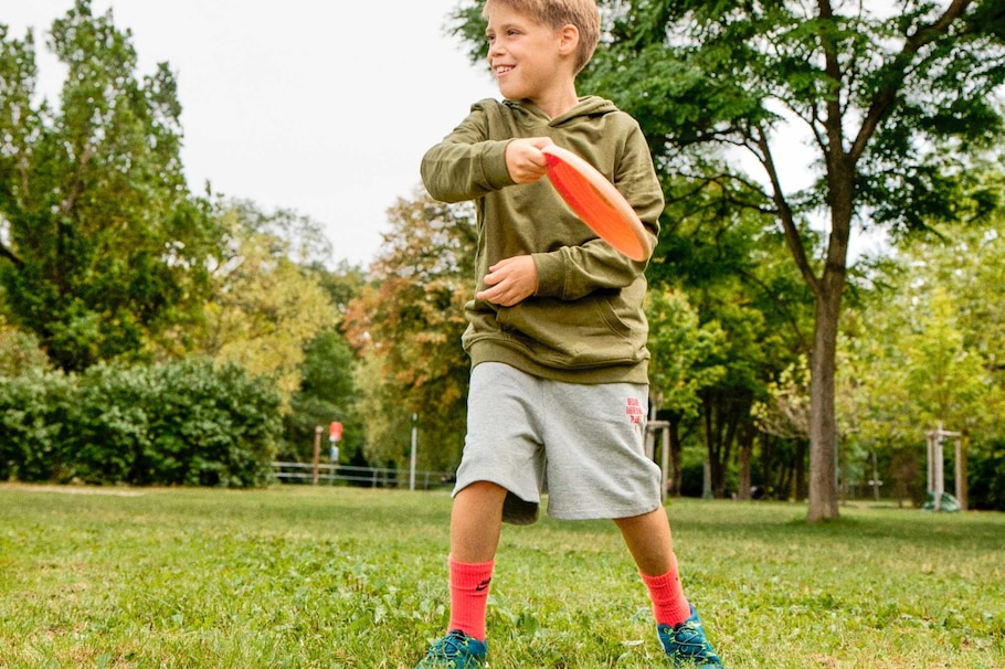 Junge, Bub, Kind, Park, grüne Wiese, Bäume, Frisbee, spielen, Bewegung, carpe diem