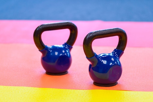 Yogamatten, bunt, Regenbogenfarben, Turnmatten, zwei Handgewichte aus Eisen