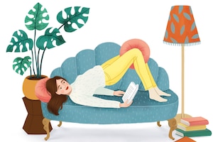 Illustration, Frau, Wohnzimmer, Sofa, Pölster, Bücher, Stehlampe, Grünpflanze