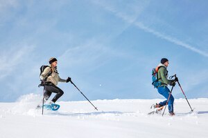 Schneeschuhwandern, Schnee, Mann, Frau, blauer Himmel, Bewegung, carpe diem