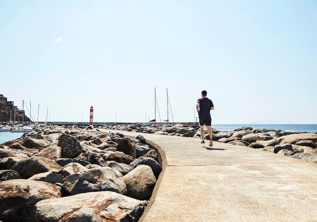 Bewegung, Sport, Urlaub, Meer, Küstenweg, Steinküste, Wasser, Boote, Laufen