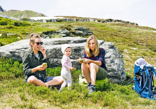 Berg, Wandern, 2 Frauen, ein kleine Mädchen, Jause