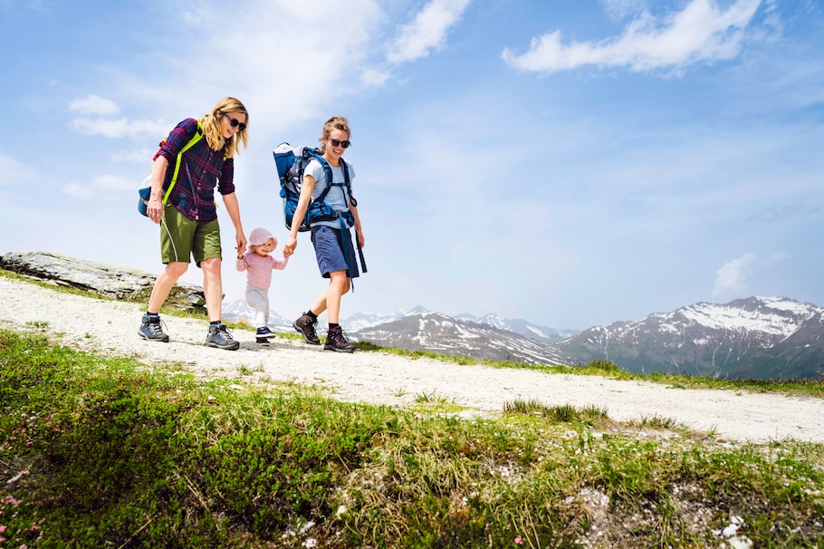 Wandern, Berge, Wanderweg, blauer Himmel, zwei Frauen, kleines Mädchen