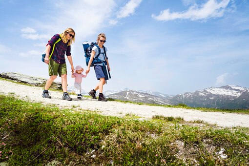 Wandern, Berge, Wanderweg, blauer Himmel, zwei Frauen, kleines Mädchen