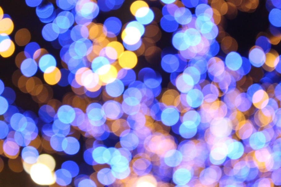 blaue und gelb, unscharfe Lichtpunkte auf einem dunklen Hintergrund