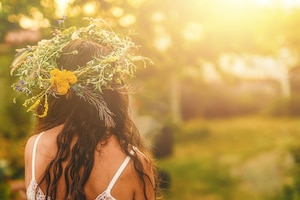 Frau von hinten, Sommer, Wiesenblumenkranz