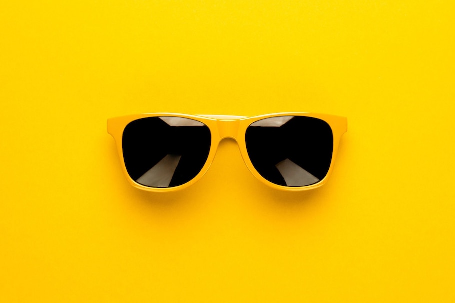 Gelber Hintergrund, gelbe Sonnenbrille