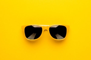 Gelber Hintergrund, gelbe Sonnenbrille