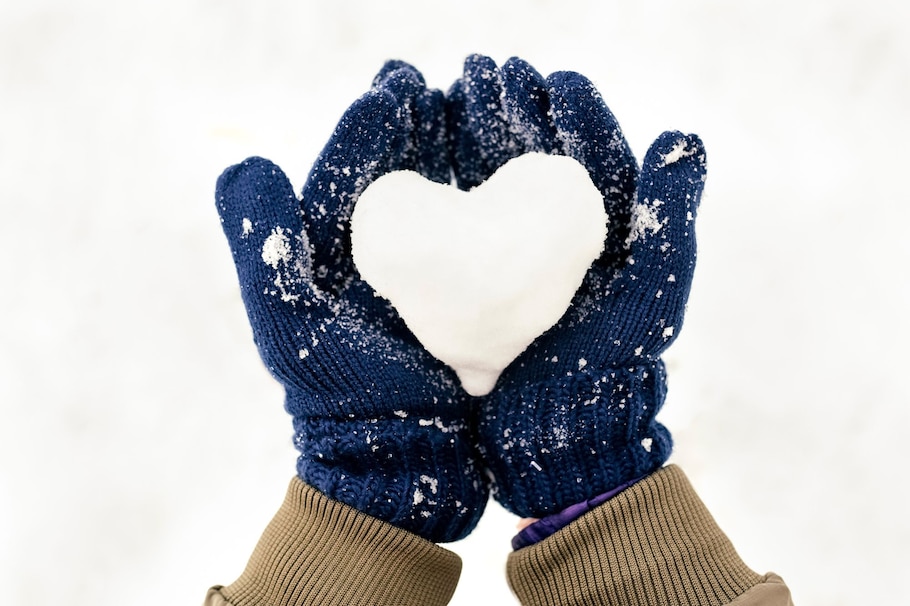 Schnee, Winter, Handschuhe, Hände, Schneeherz, Herz, Kälte