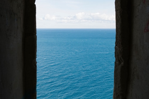 Mauerspalt, Meer, Himmel, big blue