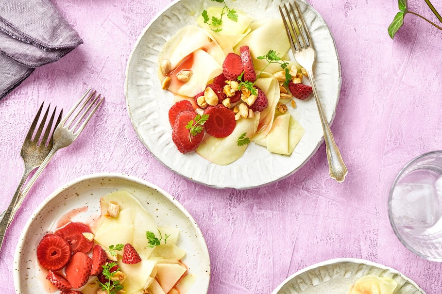 Kohlrabischeiben, eingelegte Erdbeeren, gehackte Nüsse, Petersilie, Glas, Teller, Gabeln