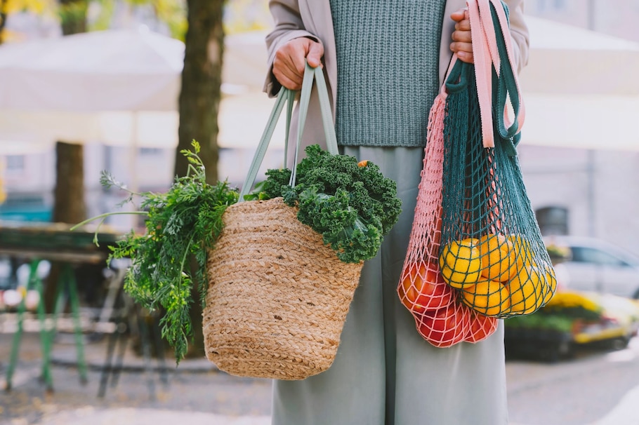 Frau, Lebensmitteleinkäufe, Tasche, Netztasche, Organge, Grünkohl, Karottengrün, Tomaten, Marktplatz