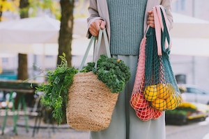 Frau, Lebensmitteleinkäufe, Tasche, Netztasche, Organge, Grünkohl, Karottengrün, Tomaten, Marktplatz