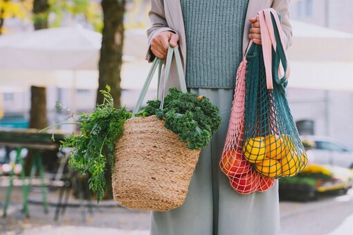 Frau, Lebensmitteleinkäufe, Tasche, Netztasche, Organge, Grünkohl, Karottengrün, Tomaten, Marktplatz