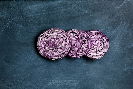 Rotkraut-Scheiben auf einer grauen Schiefertafel