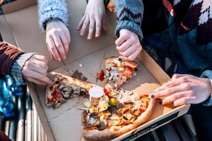 Jugendliche, Hände, Pizzakarton, Pizzastücke, Pizzaschachtel