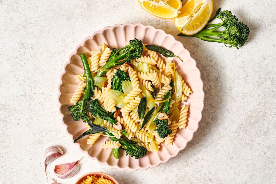 Fusili mit Stangensellerie und Knoblauch, Brokkoli, Zitrone, Salbeiblätter, Stangensellerie, Knoblauchzehen