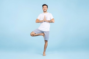 Marcel Clementi macht die Asana Yoga Übung „Der Baum“