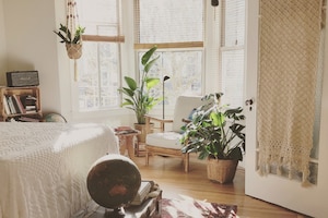 Zimmer mit Stuhl und Pflanzen