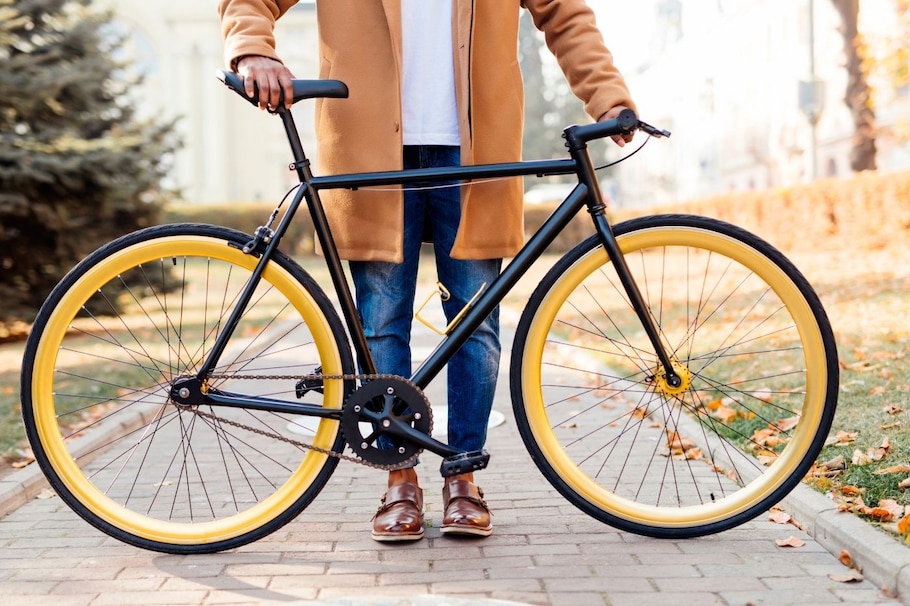 Fahrrad, Mann, Stadt, schiebt, Jeans