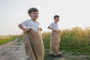 Bewegung, Kinder, Spiele, Sackhüpfen, Spass, Freude