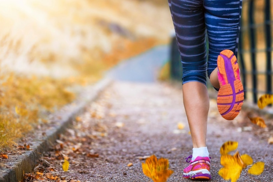 Laufen, Jogging, Laufschuh; Frau, draußen, Natur