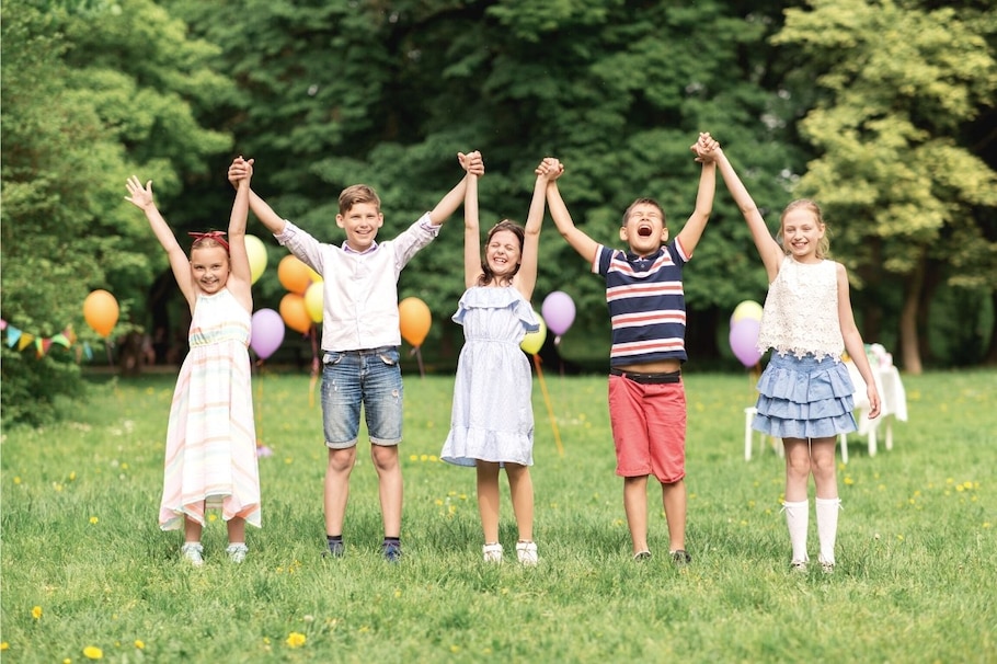 Kinder, Garten, Jubeln, Gemeinschaft, Hände halten