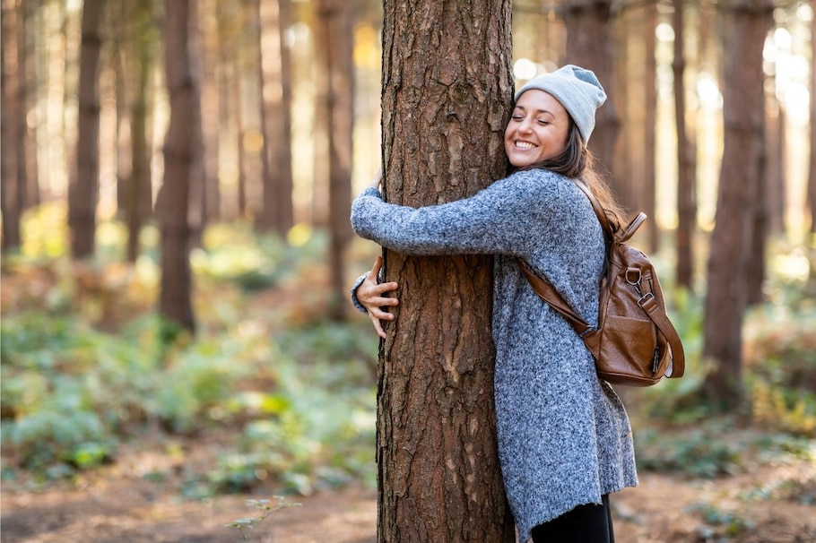 Frau, umarmt Baum, Wald, Natur, draußen