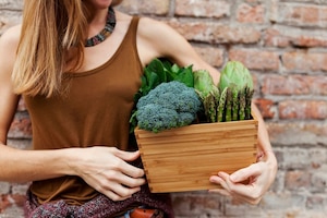 Frau, Gemüse, Brokkoli, Artischocke, Grünzeug, Darmflora, gesund essen