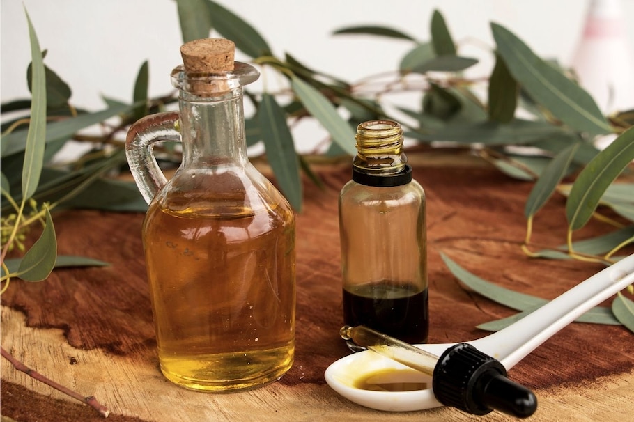 Eukalyptusblätter; Öl, Flasche, Löffel