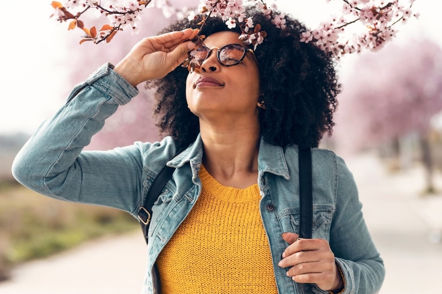 junge Frau, Frühling, Kirschblüte, Baum, riechen, Augen geschlossen