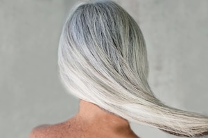Lange graue Haare einer Frau von hinten