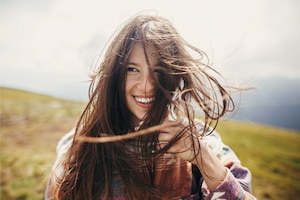 Frau, lacht, lange Haare, Natur, Wind