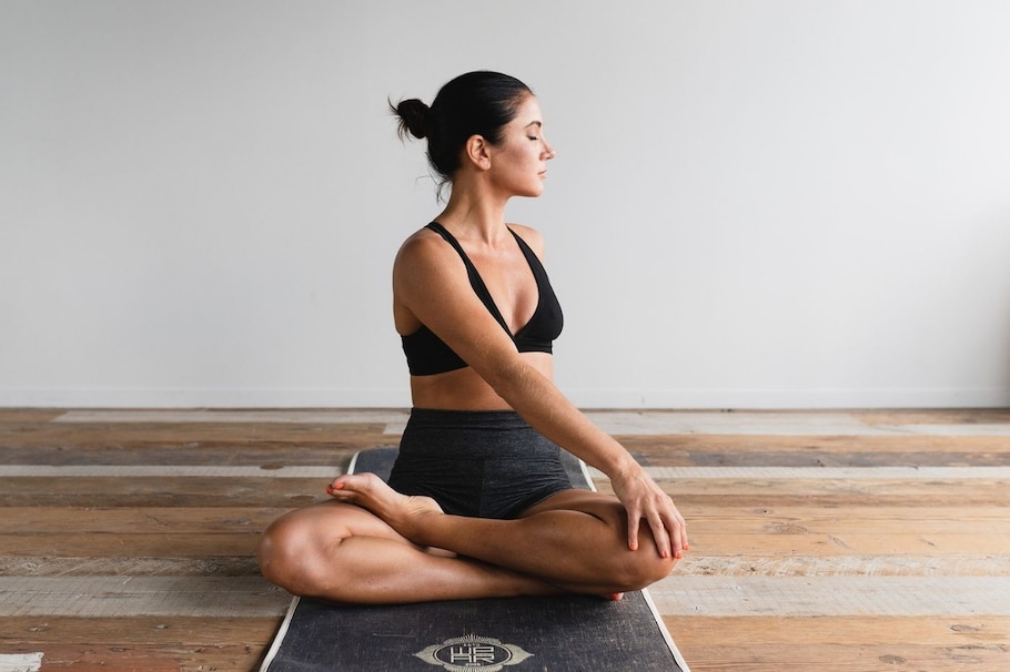 Frau, Yogamatte, Lotussitz, Stretching