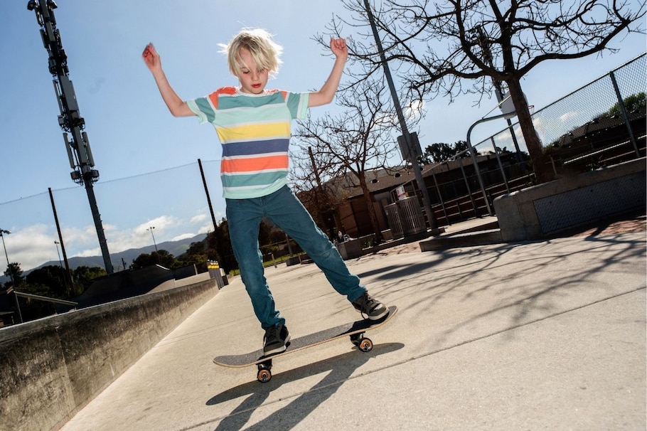 Junge, Bub, Skateboard, draußen