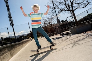 Junge, Bub, Skateboard, draußen