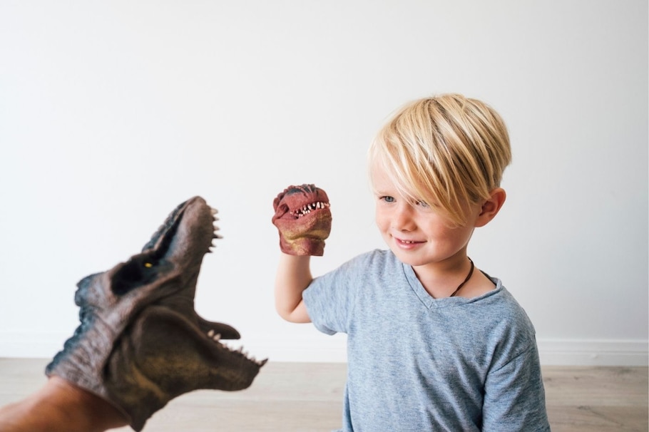 Kind, Junge, Spielen, Dinosaurier, Zähne, Mund weit aufmachen