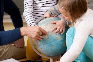 Kinder, Globus, Hände; Welt