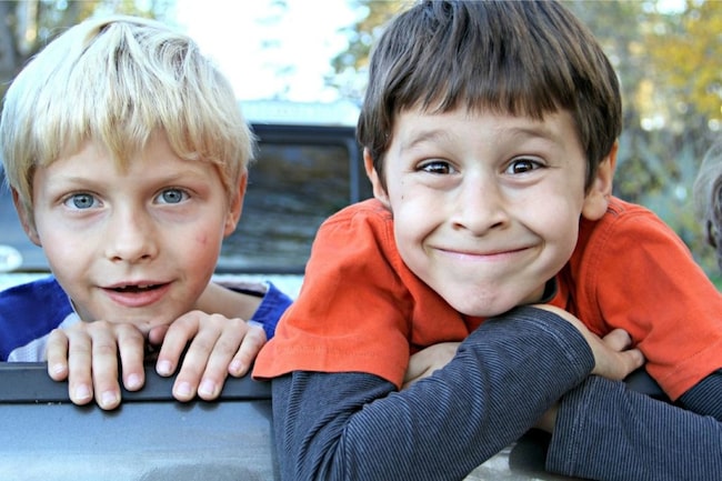 Zwei Jungen grinsen über lustige Kinderwitze