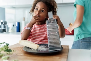 Mädchen, Küche, Käsereibe, Parmesan, Kinder, helfen, kochen