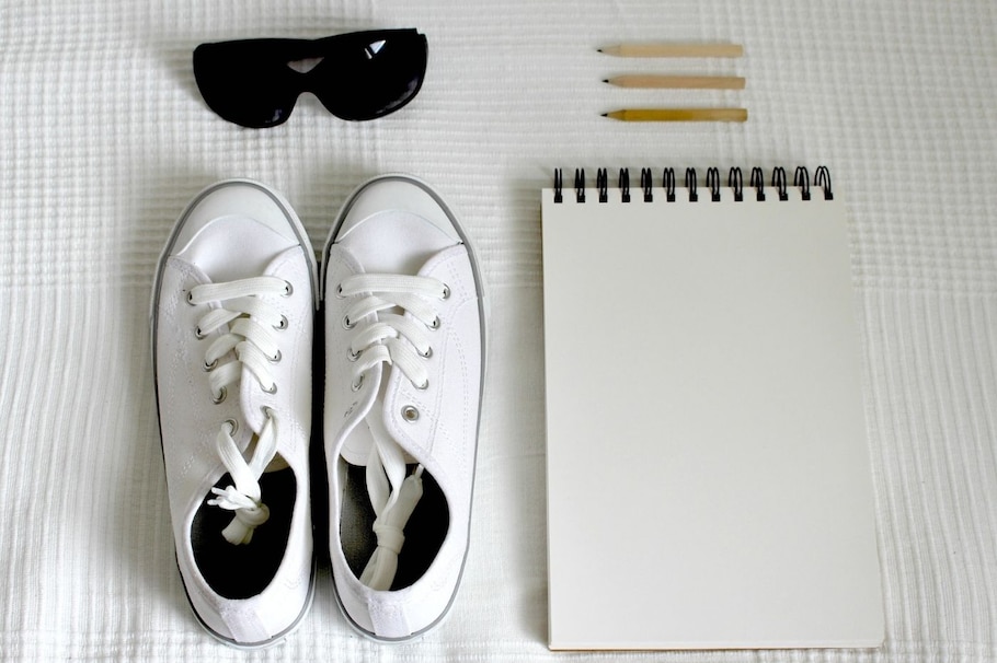 Minimalismus, Schuhe, Notizblock, Stifte, Sonnenbrille, Aufräumen
