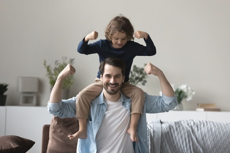 Vater, Sohn, Schultersitz, selbstbewusst, Power Pose