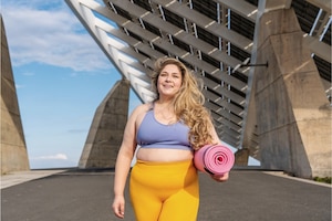 Frau, Yogamatte, draußen, Body Positivity