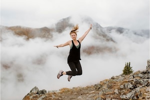 Frau, springt, Natur, Wolken, Berge