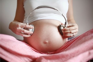 Schwangerschaft. Babybauch, Frau, Kopfhörer