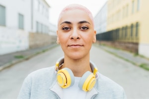 Frau, kurze Haare, rosa, Headphone, Porträt, Straße