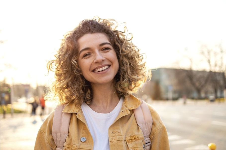 Frau, selbstbewusst, Locken, draußen