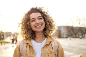 Frau, selbstbewusst, Locken, draußen